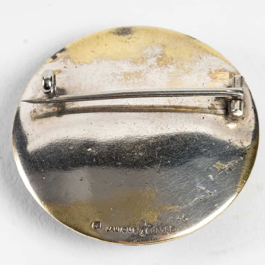 Broche « Semi de Marguerites » verre blanc sur clinquant vert patiné gris de René LALIQUE | Biron Broche "Semi de Marguerites" verre blanc sur clinquant vert patiné gris de René LALIQUE