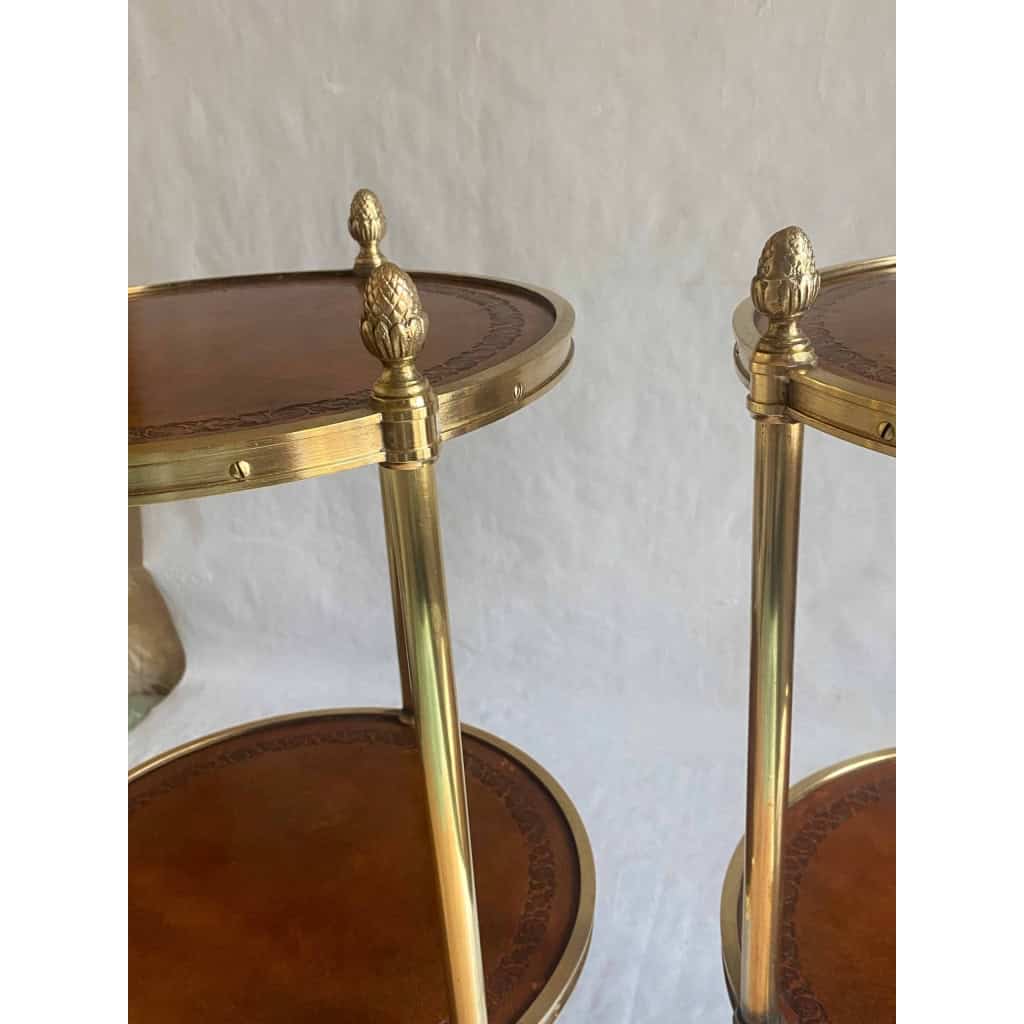 1970′ Paire De Guéridons Ou Sellettes Rondes Bronze Doré 2 Plateaux Gainés De Cuir Maison Jansen, Baguès Ou Charles | Biron 1970′ Paire De Guéridons Ou Sellettes Rondes Bronze Doré 2 Plateaux Gainés De Cuir Maison Jansen, Baguès Ou Charles