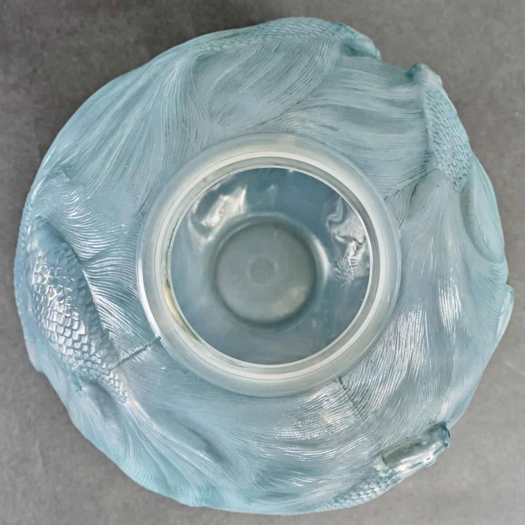 Vase « Formose » en verre opalescent patiné bleu de René LALIQUE | Biron Vase "Formose" en verre opalescent patiné bleu de René LALIQUE