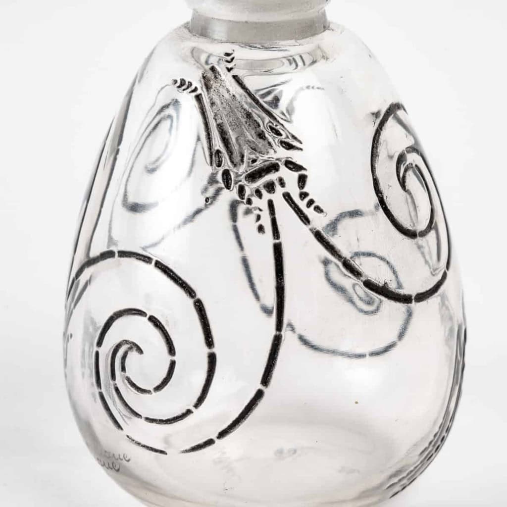Flacon « Capricornes » verre blanc patiné noir de René LALIQUE | Biron Flacon "Capricornes" verre blanc patiné noir de René LALIQUE