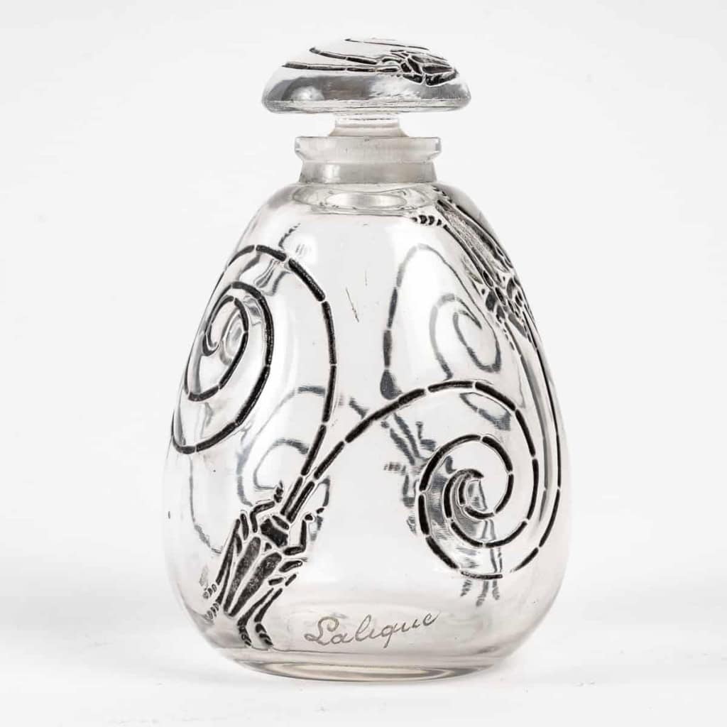 Flacon « Capricornes » verre blanc patiné noir de René LALIQUE | Biron Flacon "Capricornes" verre blanc patiné noir de René LALIQUE