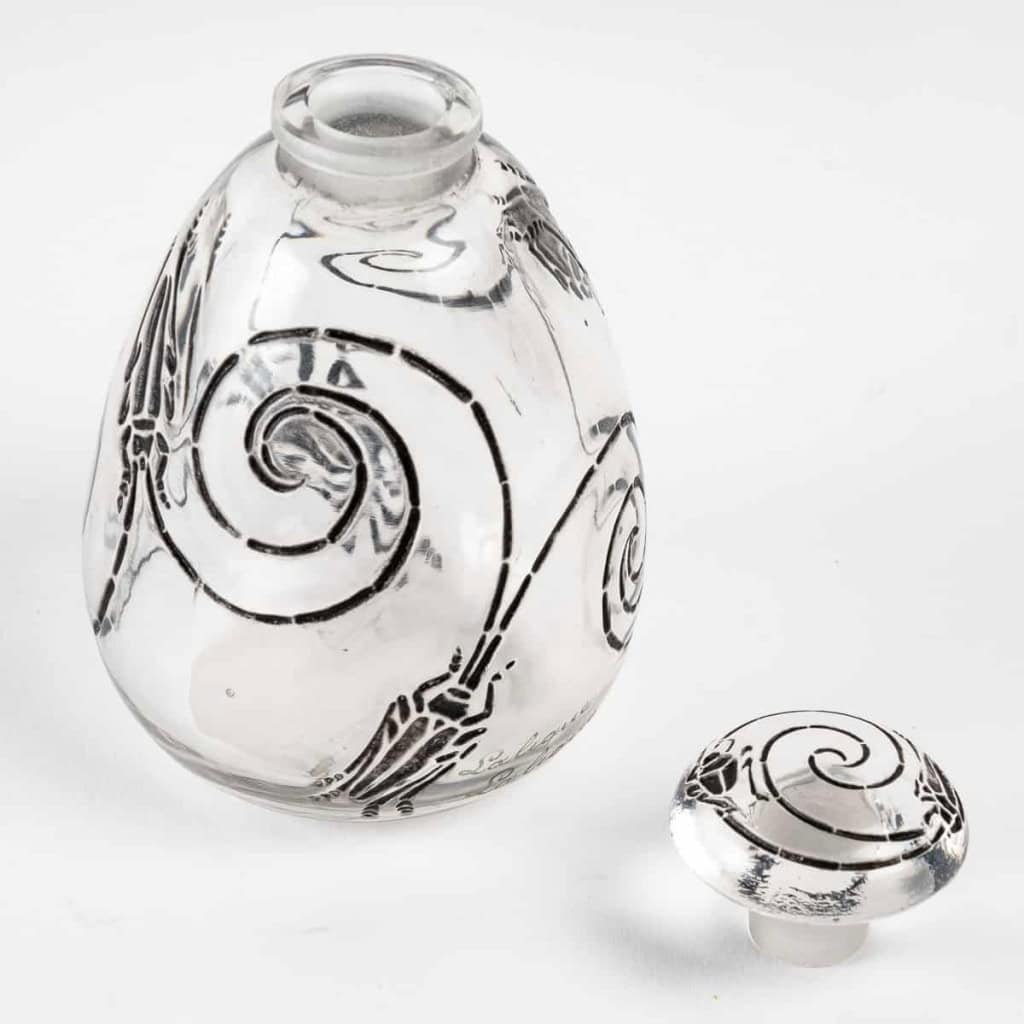 Flacon « Capricornes » verre blanc patiné noir de René LALIQUE | Biron Flacon "Capricornes" verre blanc patiné noir de René LALIQUE