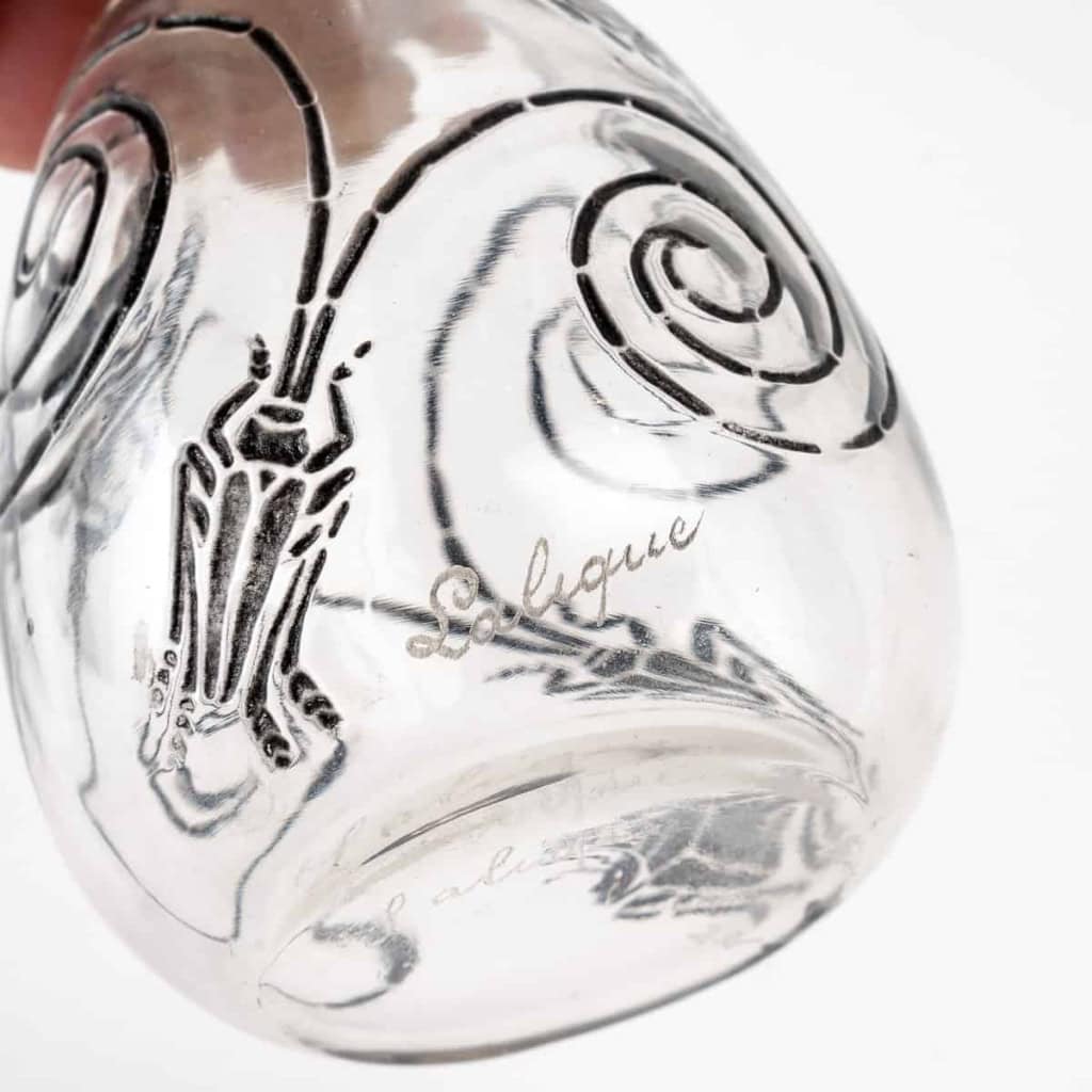 Flacon « Capricornes » verre blanc patiné noir de René LALIQUE | Biron Flacon "Capricornes" verre blanc patiné noir de René LALIQUE