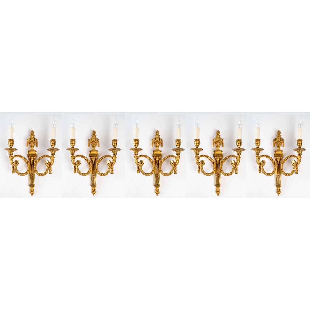 Suite de cinq appliques de style Louis XVI. | Biron |||||||