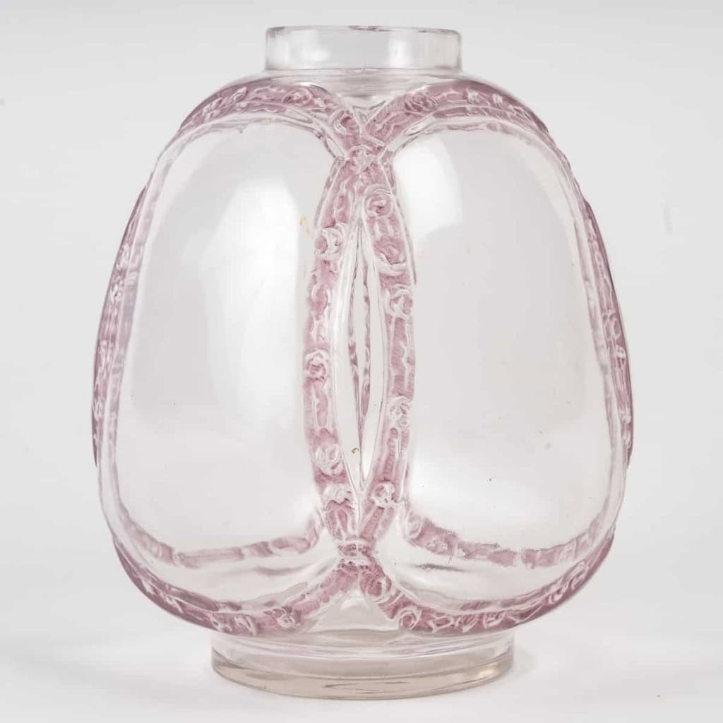 Vase « Guirlandes de Roses » verre blanc patiné rose de René LALIQUE | Biron Vase « Guirlandes de Roses » verre blanc patiné rose de René LALIQUE