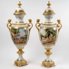 Paire de vases de Sèvres blancs émaillés, monture en bronze doré | Biron |||||||||||