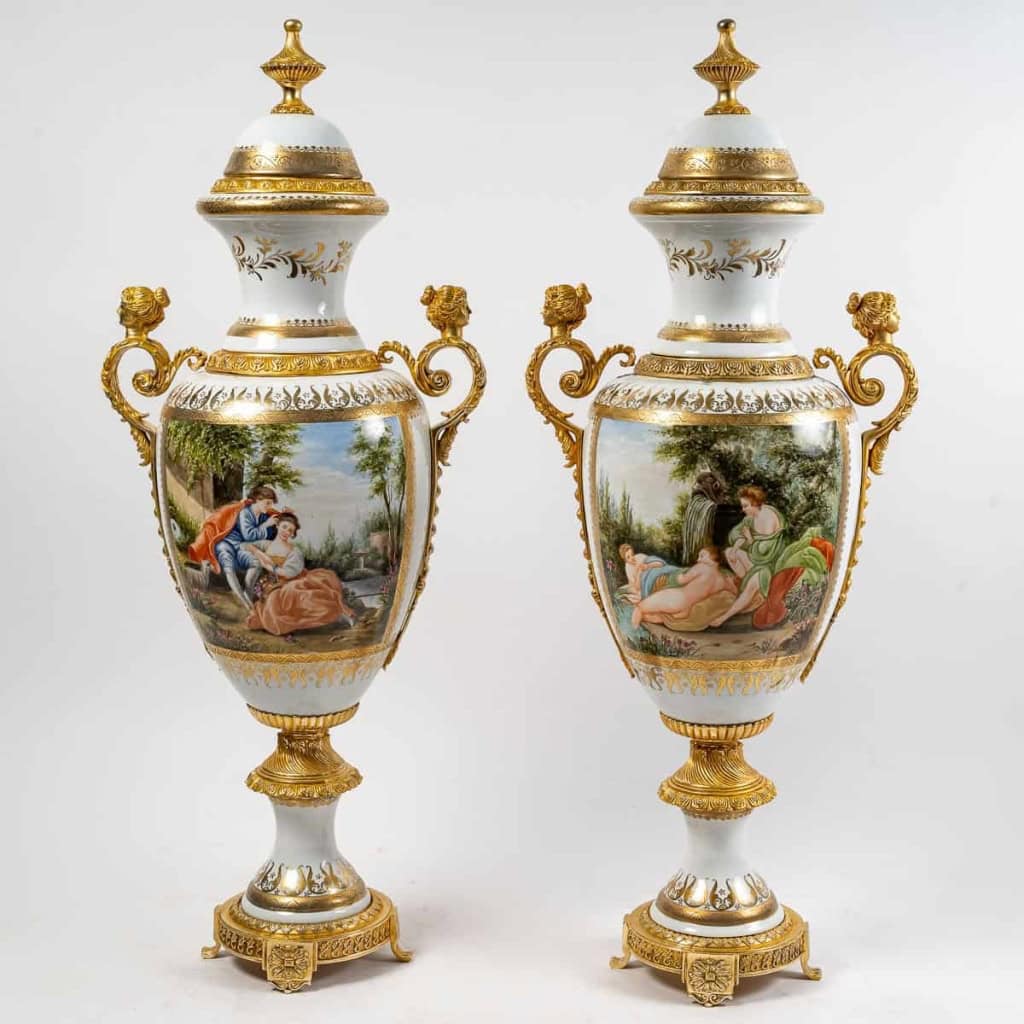 Paire de vases de Sèvres blancs émaillés, monture en bronze doré | Biron |||||||||||