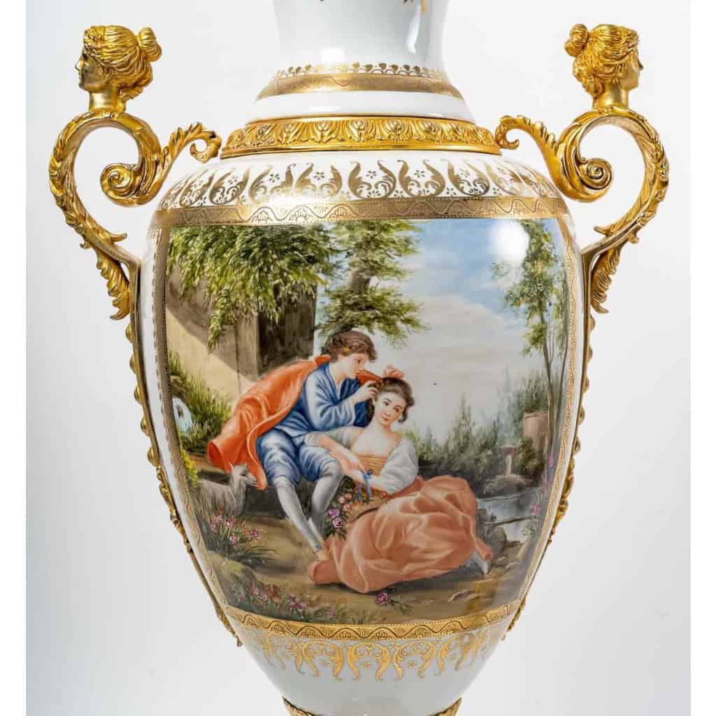 Paire de vases de Sèvres blancs émaillés, monture en bronze doré | Biron Paire de vases de Sèvres blancs émaillés, monture en bronze doré