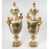 Paire de vases de Sèvres blancs émaillés, monture en bronze doré | Biron Paire de vases de Sèvres blancs émaillés, monture en bronze doré