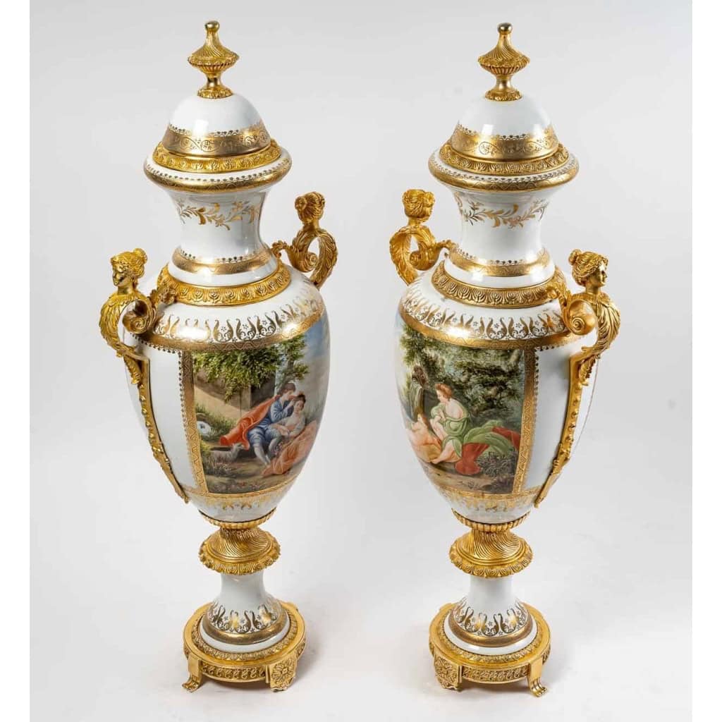 Paire de vases de Sèvres blancs émaillés, monture en bronze doré | Biron Paire de vases de Sèvres blancs émaillés, monture en bronze doré