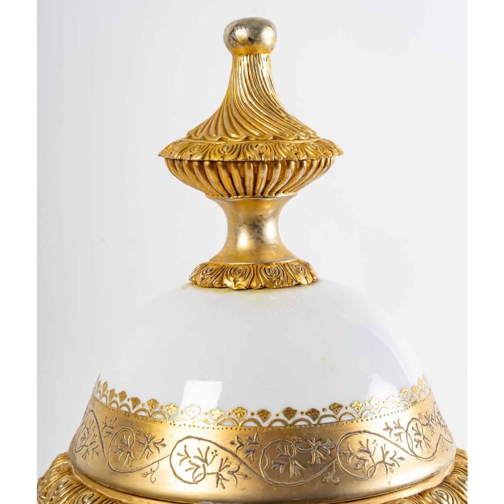 Paire de vases de Sèvres blancs émaillés, monture en bronze doré | Biron Paire de vases de Sèvres blancs émaillés, monture en bronze doré