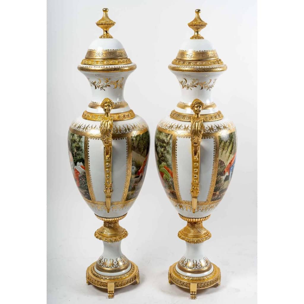Paire de vases de Sèvres blancs émaillés, monture en bronze doré | Biron Paire de vases de Sèvres blancs émaillés, monture en bronze doré
