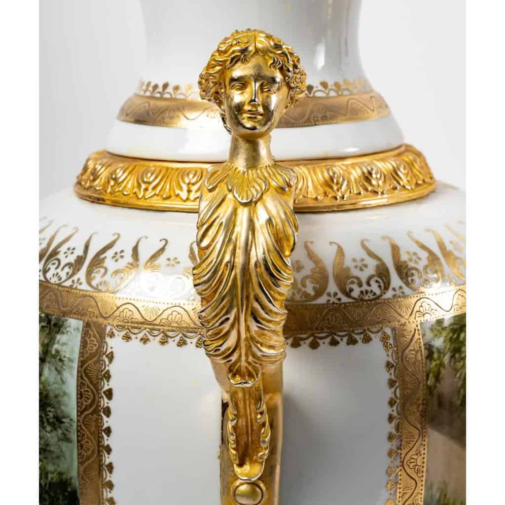 Paire de vases de Sèvres blancs émaillés, monture en bronze doré | Biron Paire de vases de Sèvres blancs émaillés, monture en bronze doré