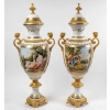 Paire de vases de Sèvres blancs émaillés, monture en bronze doré | Biron Paire de vases de Sèvres blancs émaillés, monture en bronze doré
