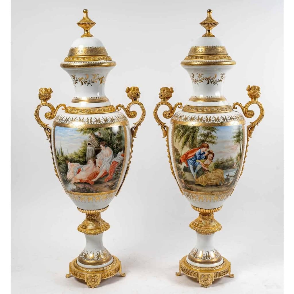 Paire de vases de Sèvres blancs émaillés, monture en bronze doré | Biron Paire de vases de Sèvres blancs émaillés, monture en bronze doré