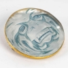 Broche « Masque » verre blanc sur clinquant argent patiné bleu de René LALIQUE | Biron Broche "Masque" verre blanc sur clinquant argent patiné bleu de René LALIQUE