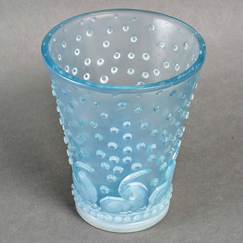 Vase « Ajaccio » verre opalescent patiné bleu de René LALIQUE | Biron Vase "Ajaccio" verre opalescent patiné bleu de René LALIQUE