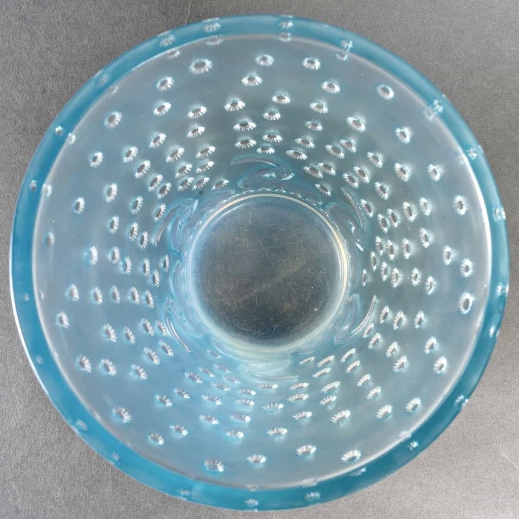 Vase « Ajaccio » verre opalescent patiné bleu de René LALIQUE | Biron Vase "Ajaccio" verre opalescent patiné bleu de René LALIQUE