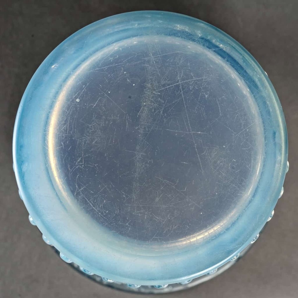 Vase « Ajaccio » verre opalescent patiné bleu de René LALIQUE | Biron Vase "Ajaccio" verre opalescent patiné bleu de René LALIQUE