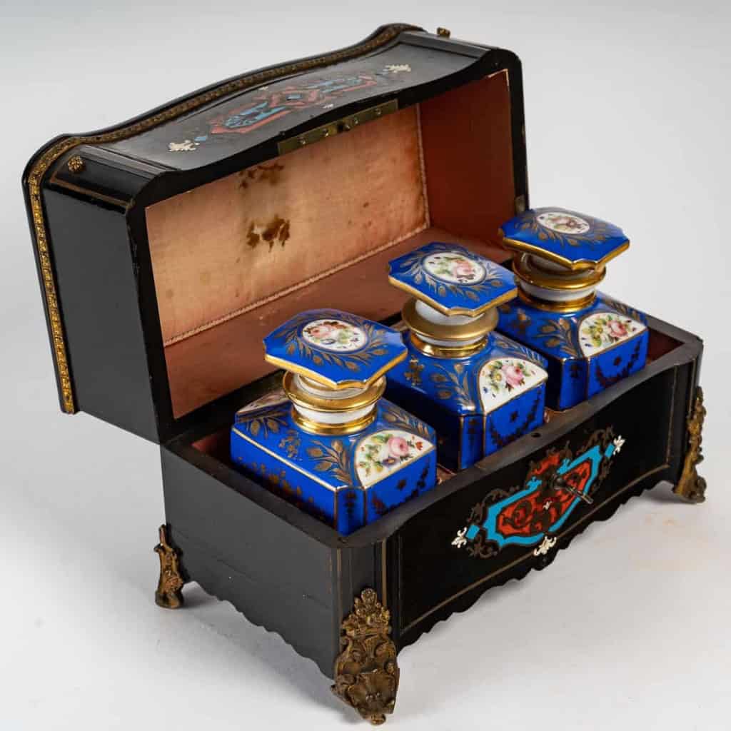 Un coffret à flacons de parfums XIXème siècle | Biron Un coffret à flacons de parfums XIXème siècle