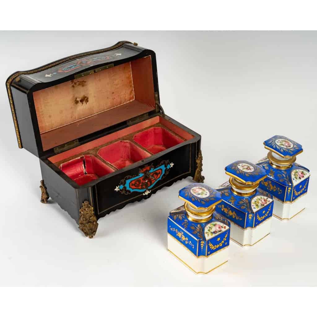 Un coffret à flacons de parfums XIXème siècle | Biron Un coffret à flacons de parfums XIXème siècle