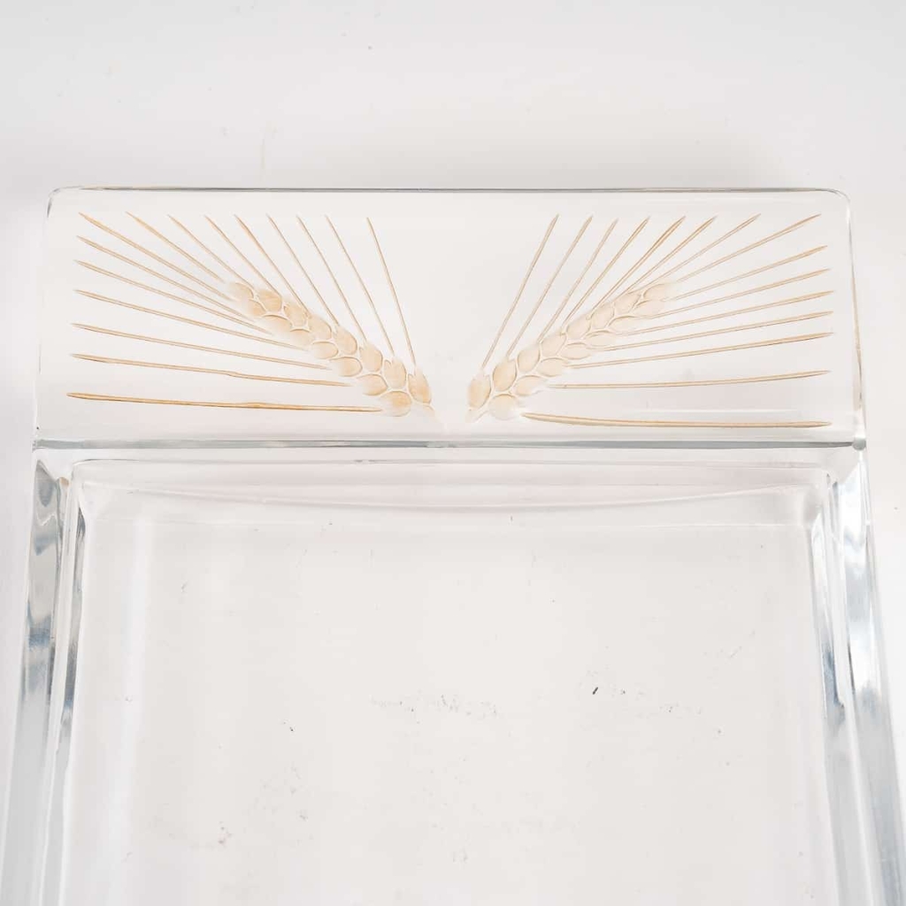Plat à cake « Arras » verre blanc patiné sépia de René LALIQUE | Biron Plat à cake "Arras" verre blanc patiné sépia de René LALIQUE