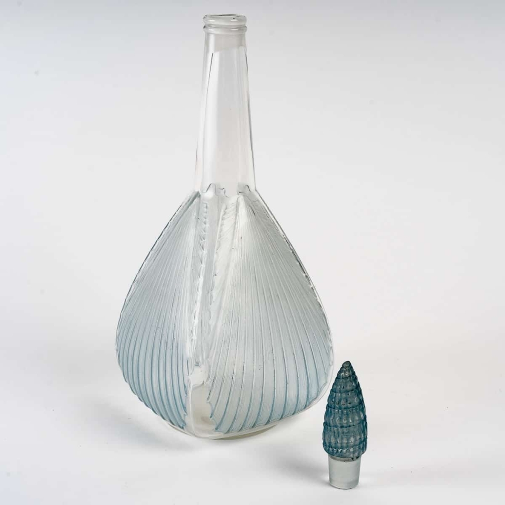 Carafe « Coquilles » en verre blanc patiné bleu de René LALIQUE | Biron Carafe "Coquilles" en verre blanc patiné bleu de René LALIQUE
