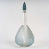 Carafe « Coquilles » en verre blanc patiné bleu de René LALIQUE | Biron Carafe "Coquilles" en verre blanc patiné bleu de René LALIQUE