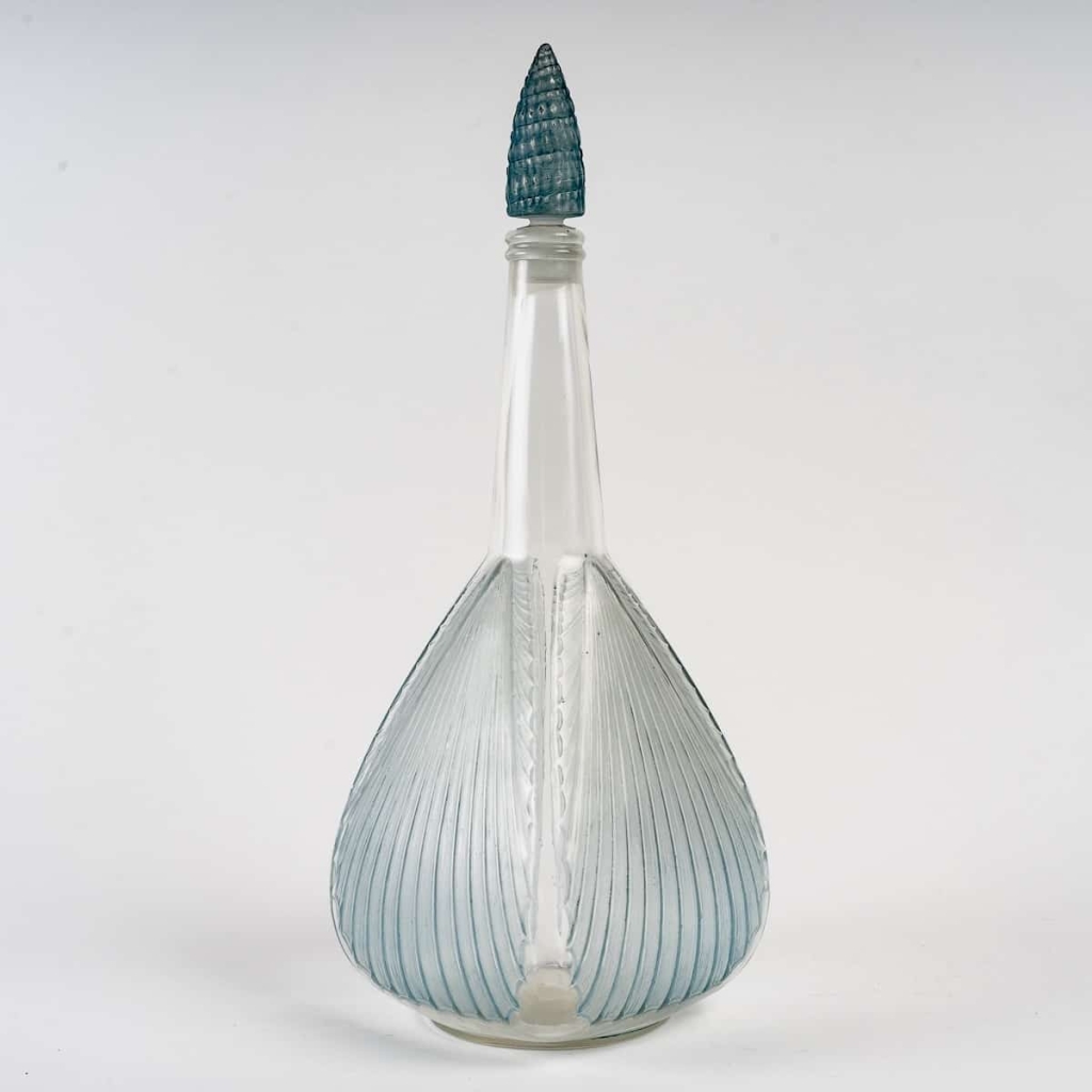 Carafe « Coquilles » en verre blanc patiné bleu de René LALIQUE | Biron Carafe "Coquilles" en verre blanc patiné bleu de René LALIQUE