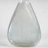 Carafe « Coquilles » en verre blanc patiné bleu de René LALIQUE | Biron Carafe "Coquilles" en verre blanc patiné bleu de René LALIQUE