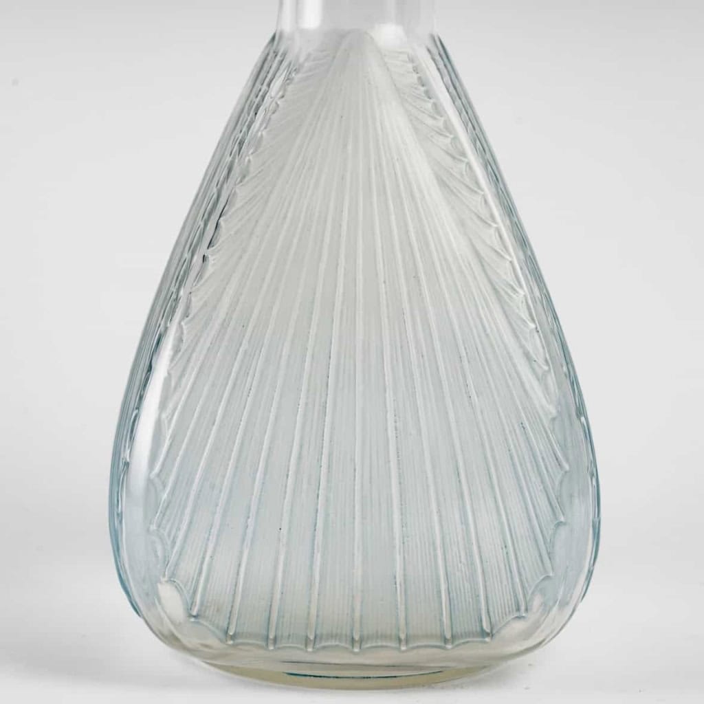 Carafe « Coquilles » en verre blanc patiné bleu de René LALIQUE | Biron Carafe "Coquilles" en verre blanc patiné bleu de René LALIQUE