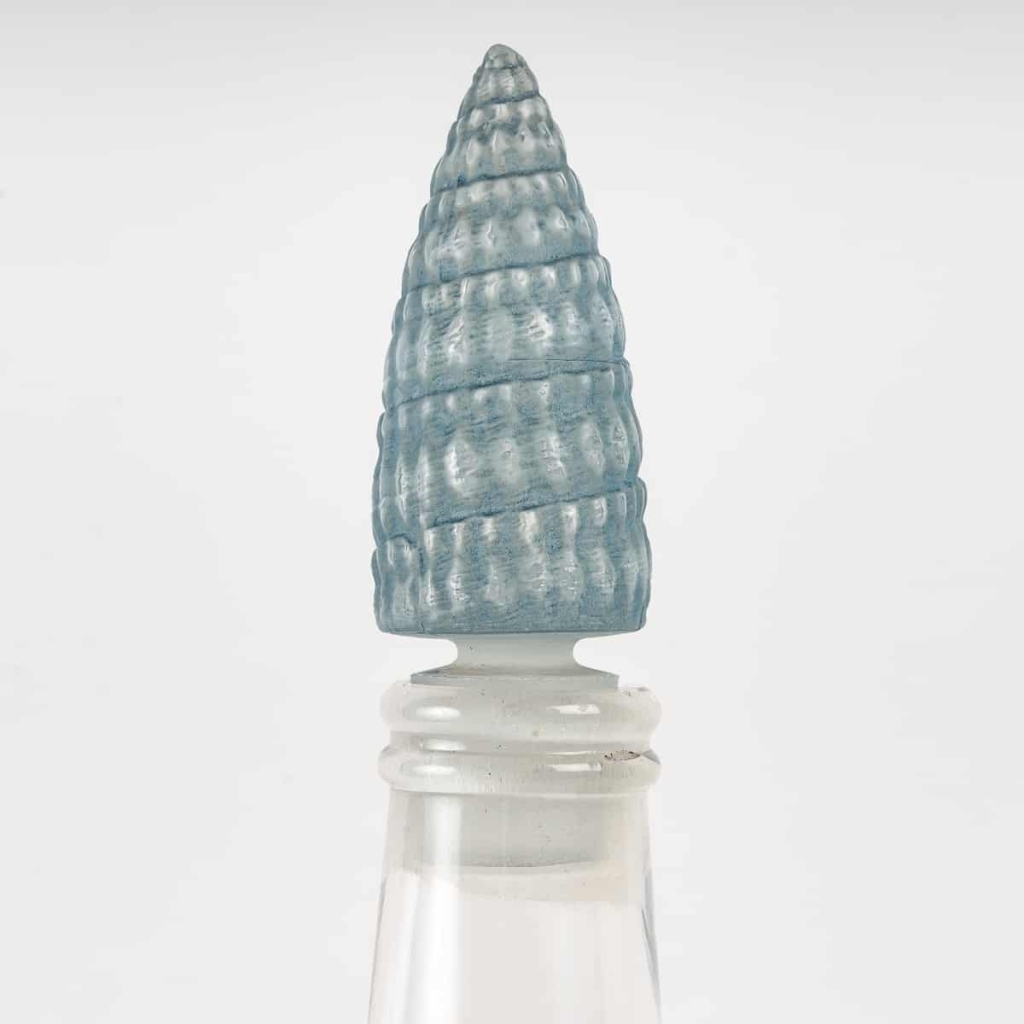 Carafe « Coquilles » en verre blanc patiné bleu de René LALIQUE | Biron Carafe "Coquilles" en verre blanc patiné bleu de René LALIQUE