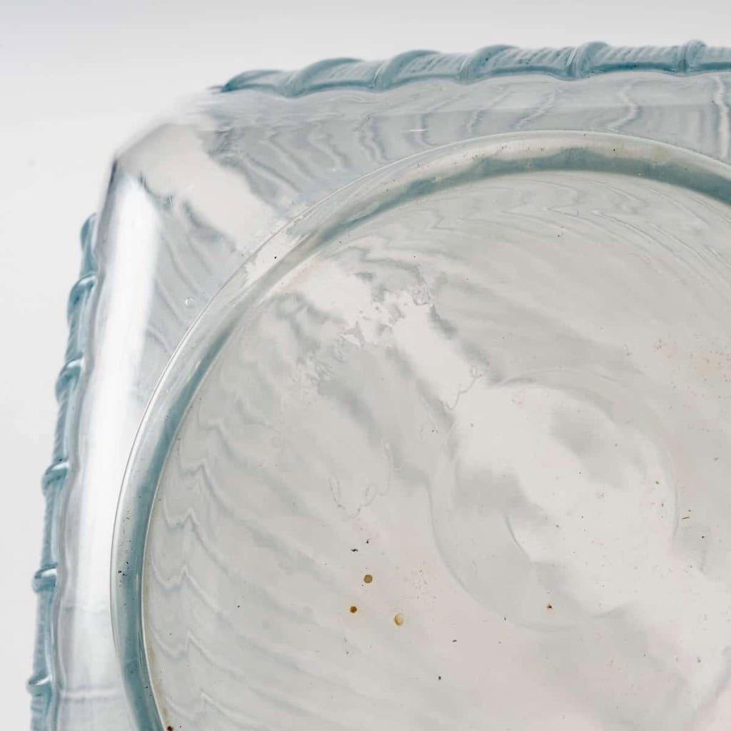 Carafe « Coquilles » en verre blanc patiné bleu de René LALIQUE | Biron Carafe "Coquilles" en verre blanc patiné bleu de René LALIQUE