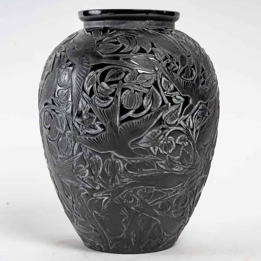 Vase « Martin Pêcheurs » verre noir patiné blanc de René LALIQUE | Biron |||||||