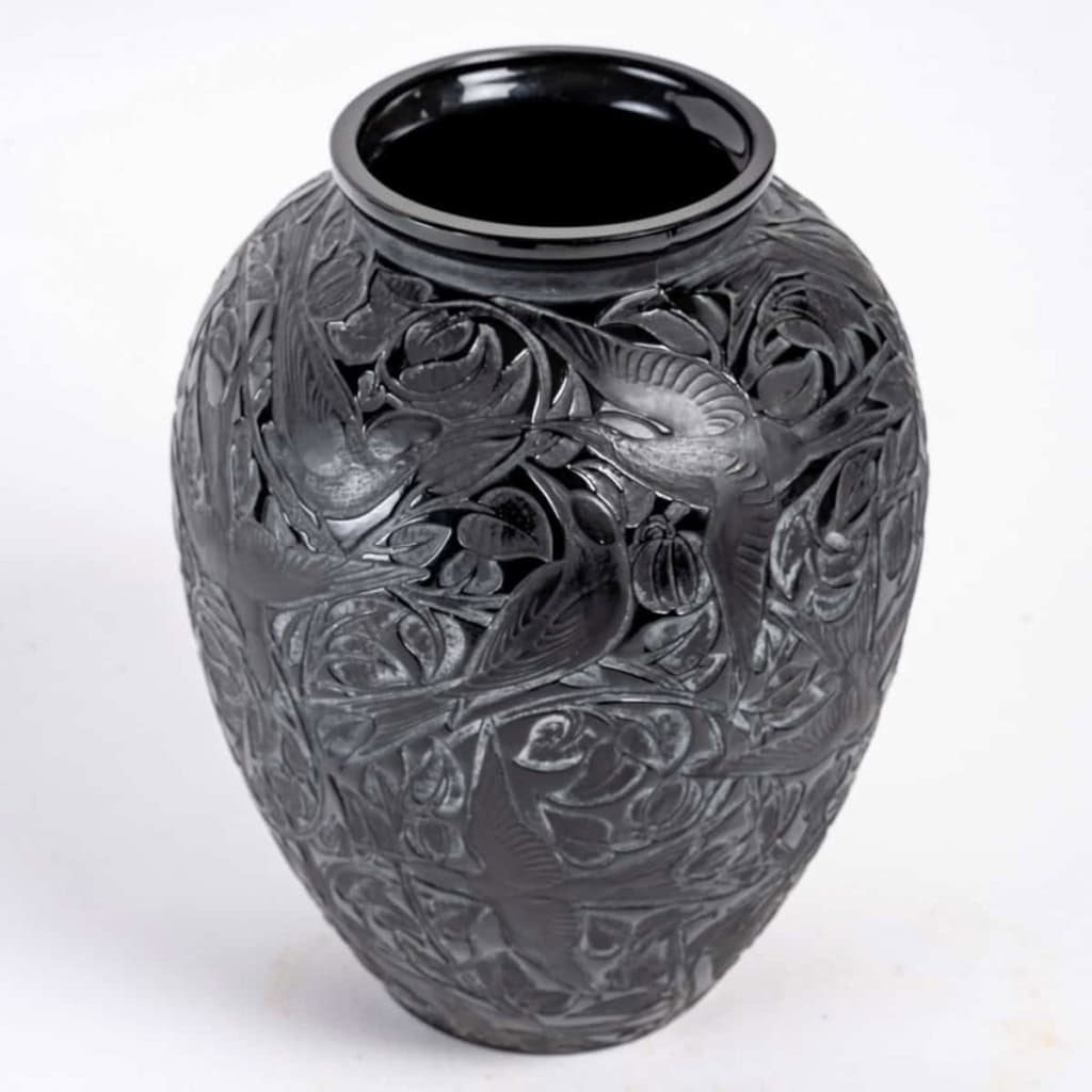 Vase « Martin Pêcheurs » verre noir patiné blanc de René LALIQUE | Biron Vase « Martin Pêcheurs » verre noir patiné blanc de René LALIQUE