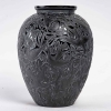 Vase « Martin Pêcheurs » verre noir patiné blanc de René LALIQUE | Biron Vase « Martin Pêcheurs » verre noir patiné blanc de René LALIQUE