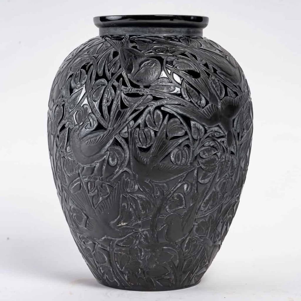 Vase « Martin Pêcheurs » verre noir patiné blanc de René LALIQUE | Biron Vase « Martin Pêcheurs » verre noir patiné blanc de René LALIQUE