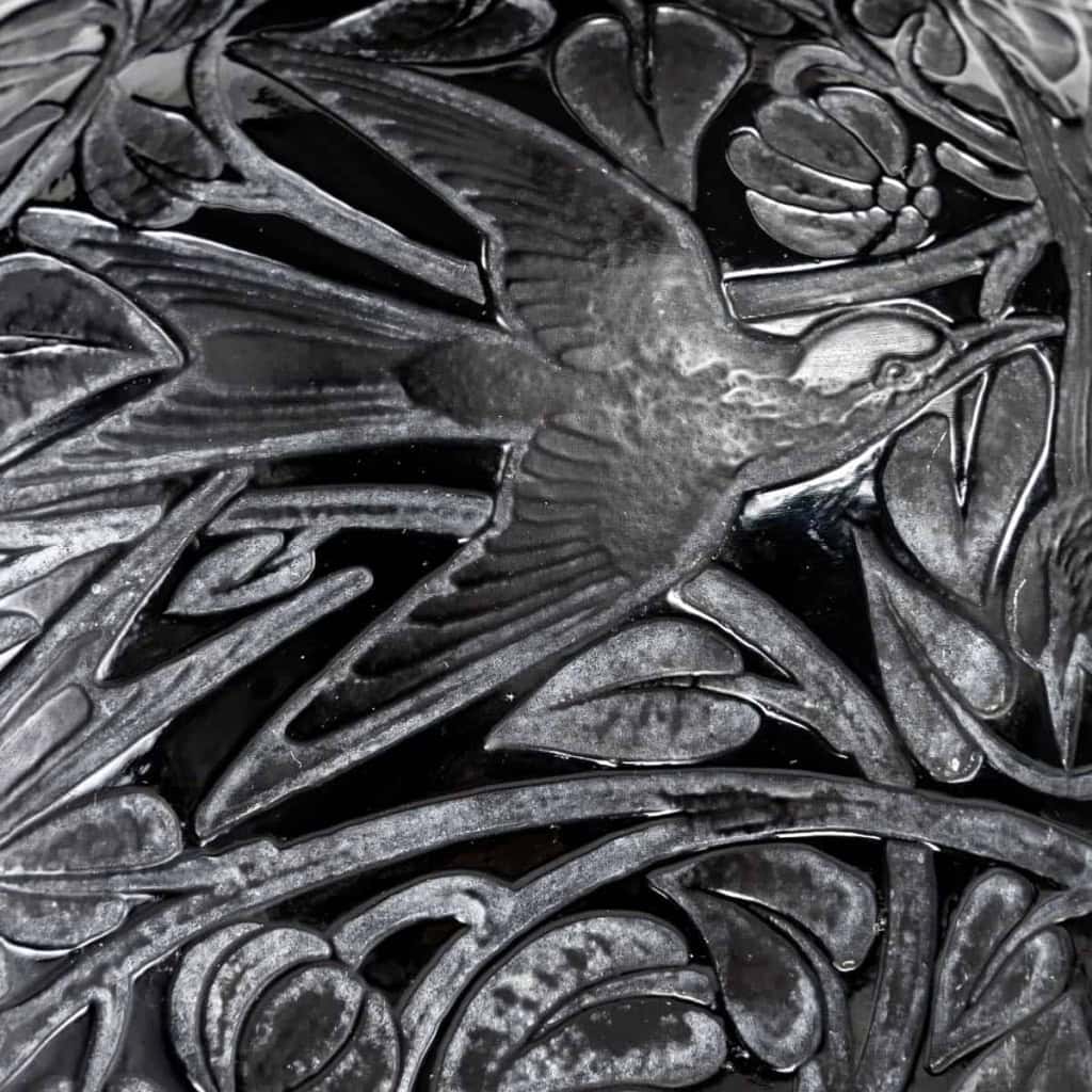 Vase « Martin Pêcheurs » verre noir patiné blanc de René LALIQUE | Biron Vase « Martin Pêcheurs » verre noir patiné blanc de René LALIQUE