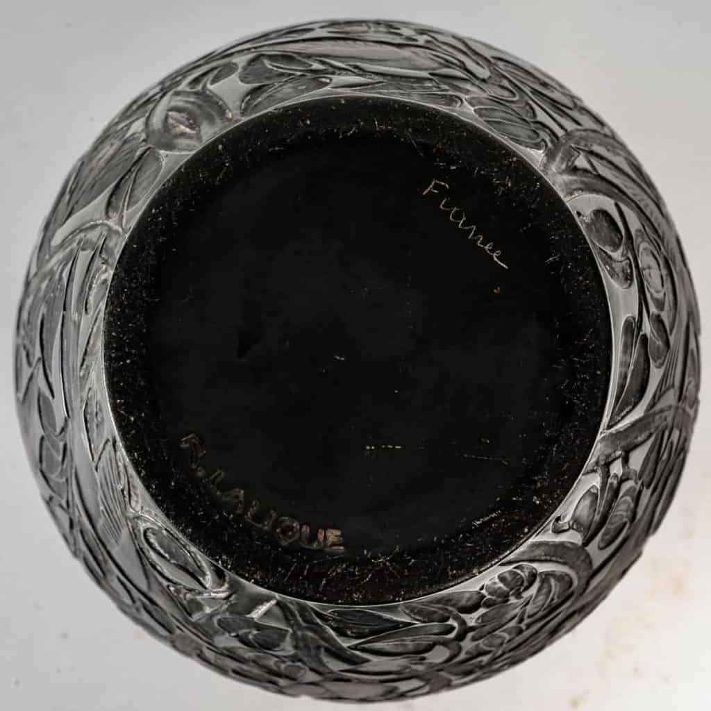 Vase « Martin Pêcheurs » verre noir patiné blanc de René LALIQUE | Biron Vase « Martin Pêcheurs » verre noir patiné blanc de René LALIQUE