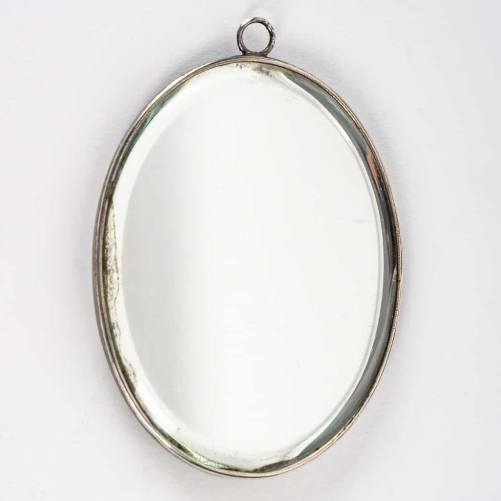 Miroir Pendentif « Tête » verre blanc sur clinquant bleu électrique patiné gris de René LALIQUE | Biron Miroir Pendentif "Tête" verre blanc sur clinquant bleu électrique patiné gris de René LALIQUE