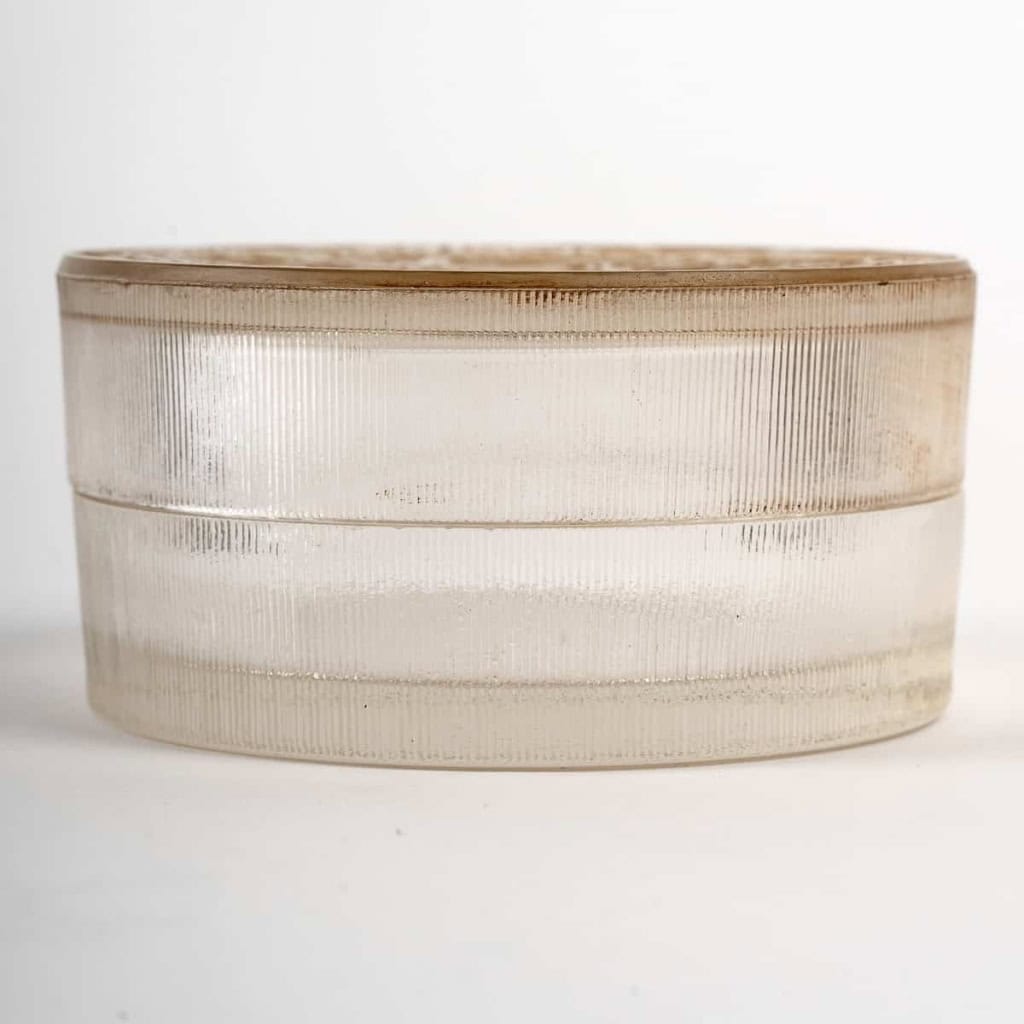 Boîte « Un Jour Viendra » verre blanc patiné sépia de René LALIQUE | Biron Boîte "Un Jour Viendra" verre blanc patiné sépia de René LALIQUE