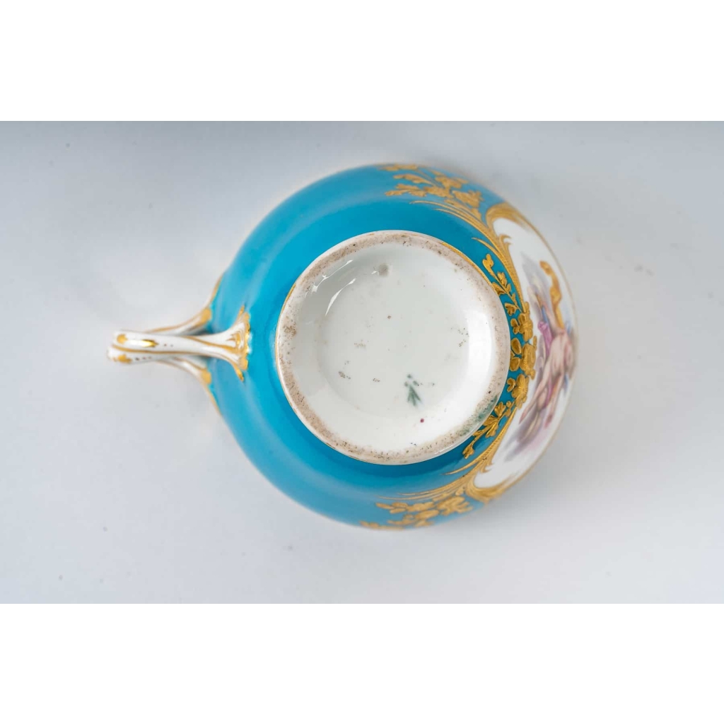 Ensemble tasse Hébert et pot à crème tripode Sèvres | Biron Ensemble tasse Hébert et pot à crème tripode Sèvres