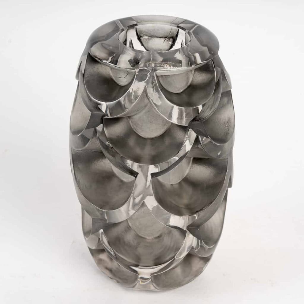 Vase « Montlhéry » verre blanc patiné gris de René LALIQUE | Biron Vase "Montlhéry" verre blanc patiné gris de René LALIQUE