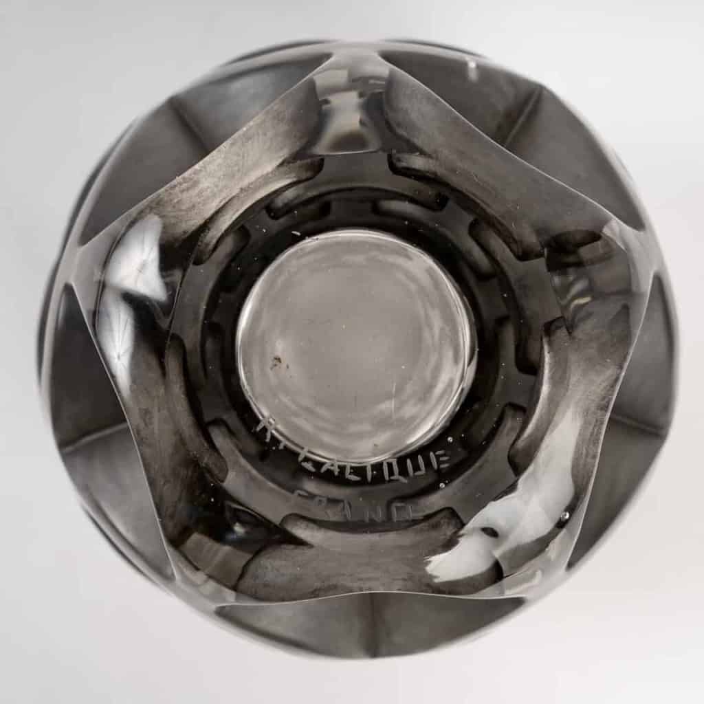 Vase « Montlhéry » verre blanc patiné gris de René LALIQUE | Biron Vase "Montlhéry" verre blanc patiné gris de René LALIQUE