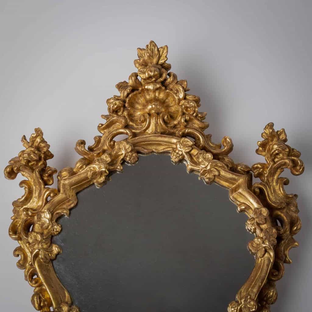 Miroir italien en bois sculpté et doré d'époque Régence