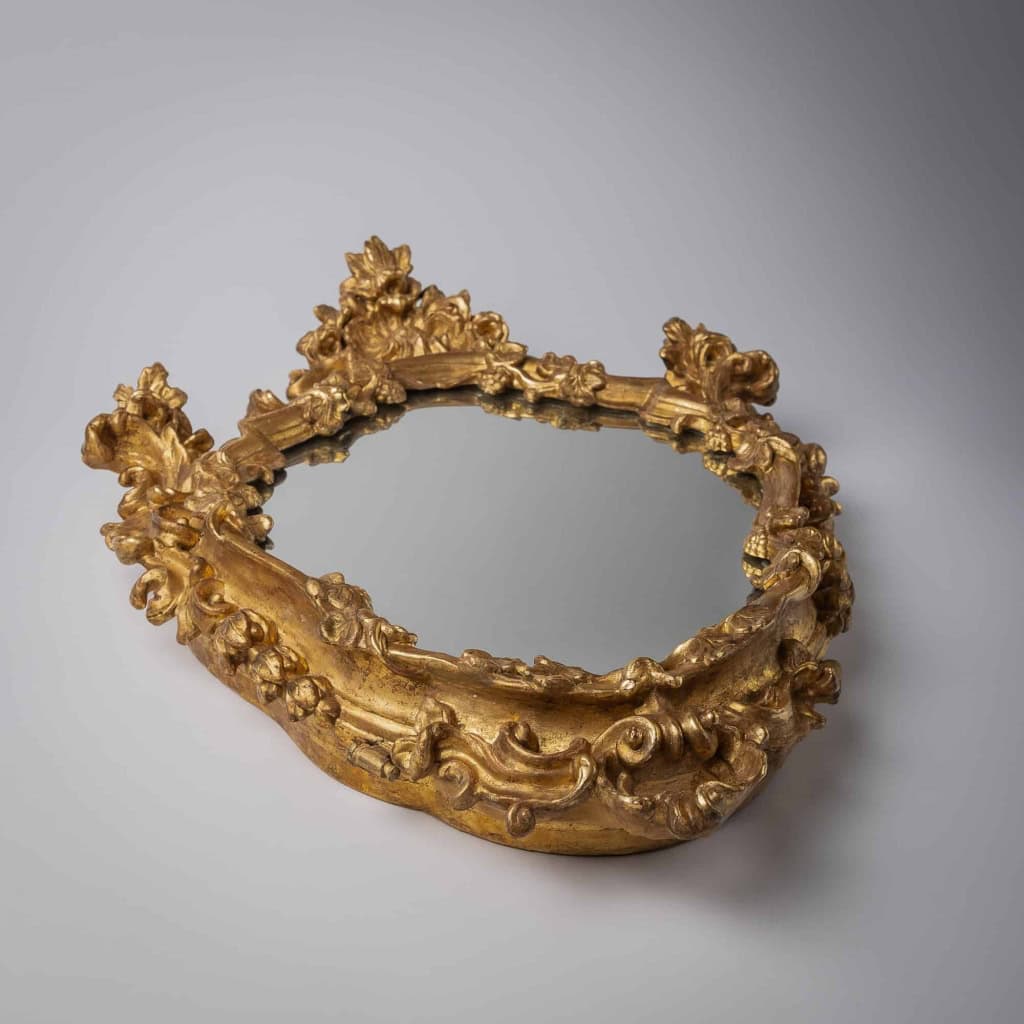 Miroir italien en bois sculpté et doré d'époque Régence