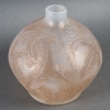 Vase « Plumes » verre opalescent patiné sépia de René LALIQUE | Biron Vase « Plumes » verre opalescent patiné sépia de René LALIQUE