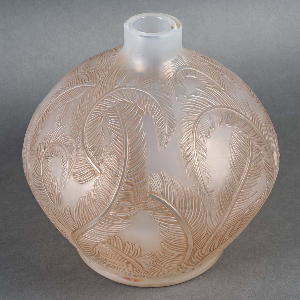 Vase « Plumes » verre opalescent patiné sépia de René LALIQUE | Biron Vase « Plumes » verre opalescent patiné sépia de René LALIQUE