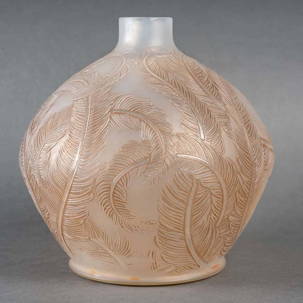 Vase « Plumes » verre opalescent patiné sépia de René LALIQUE | Biron Vase « Plumes » verre opalescent patiné sépia de René LALIQUE