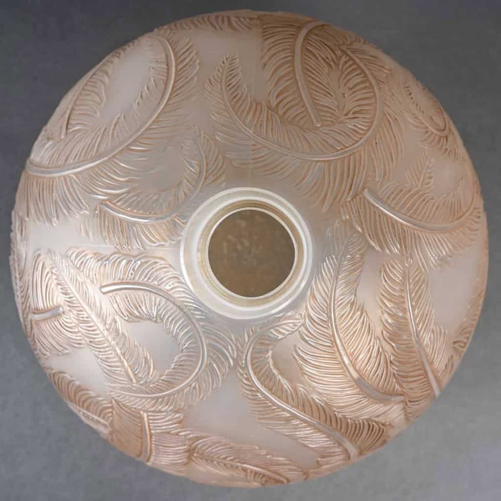 Vase « Plumes » verre opalescent patiné sépia de René LALIQUE | Biron Vase « Plumes » verre opalescent patiné sépia de René LALIQUE
